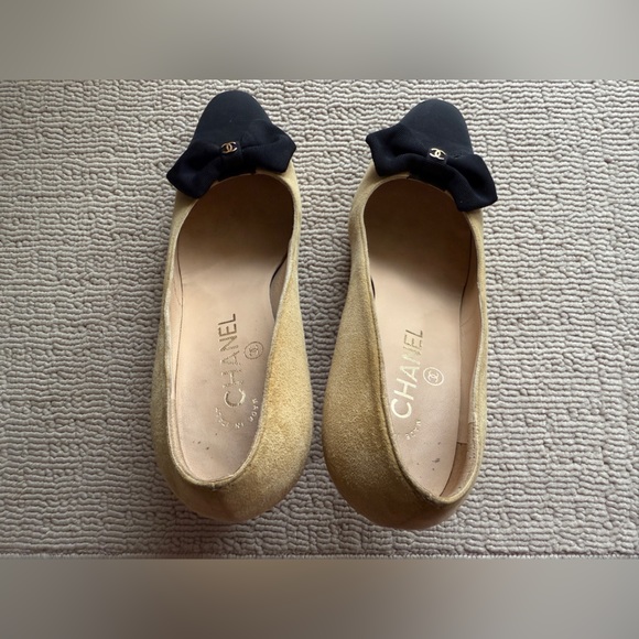 CHANEL Women Suede Pumps, Bow, CC Logo. 3" Heels, Size 37, Beige. Authentic - Picture 14 of 16